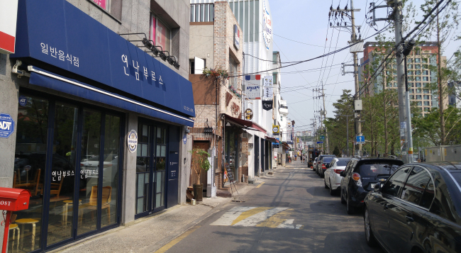 Quaint, intimate restaurants line the alleys of Yeonnam-dong (Rumy Doo/The Korea Herald)