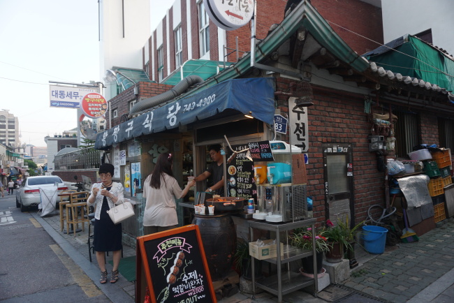 Many restaurants, coffee shops and stores are inside a traditional hanok house on Gyedong-gil (Ahn Sung-mi/The Korea Herald)