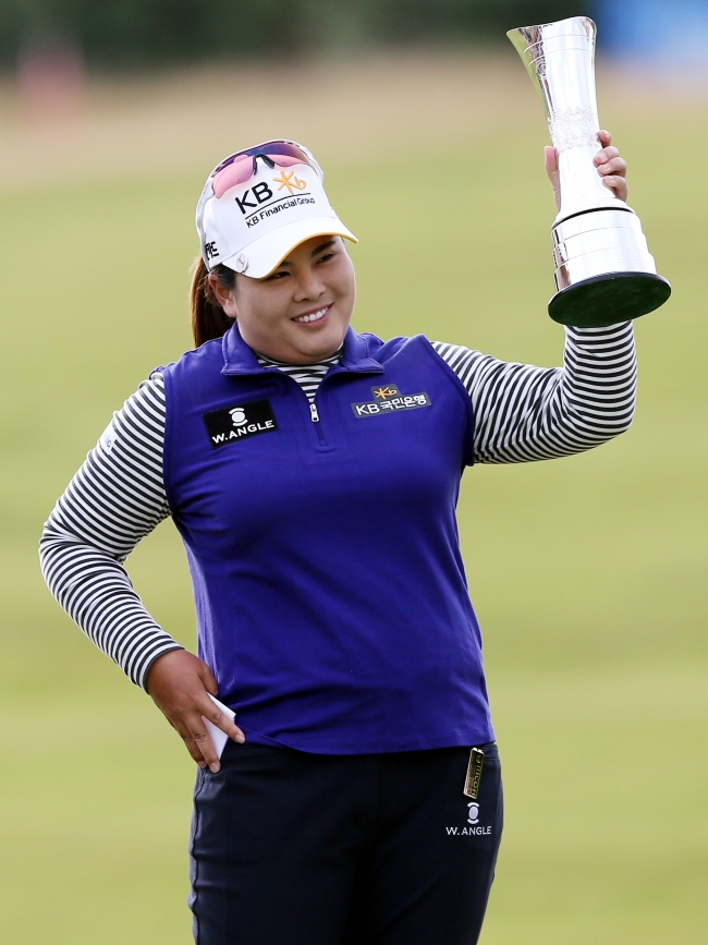 Park In-bee of South Korea poses with the trophy after winning the Women‘s British Open golf championship at the Turnberry golf course in Turnberry, Scotland, Sunday. AP-Yonhap
