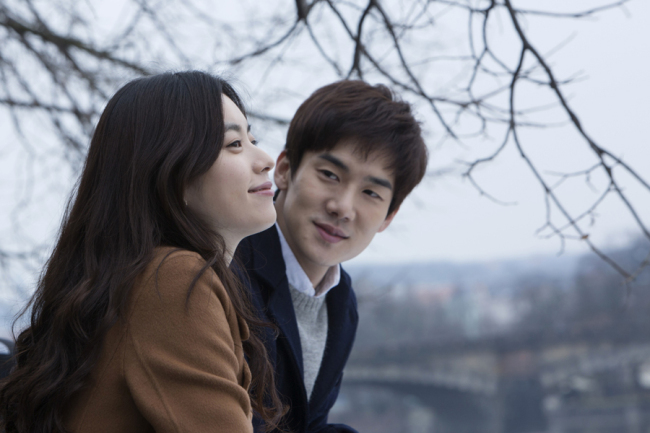 Yi-soo (Han Hyo-joo) and Woo-jin (Yoo Yeon-seok) (Yong Film)