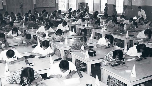 Students participate in an abacus class in this 1950s file photo (Photo courtesy of Gyeongsangbuk-do Education Research Institute)