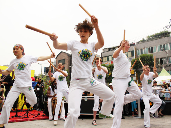 Performers at the 2013 Latin American Festival in Seongbukcheon Fountain Square in Seoul. SQVC