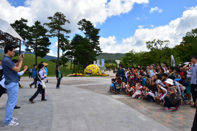 Teachers take a commemorative photograph of students on a field trip to the Gyeongju World Culture Expo in Gyeongju, North Gyeongsang Province. (Gyeongju World Culture Expo)