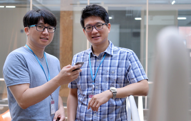 Estmob CSO Kang Su-hyuk (left) and CEO Oh Yoon-sik pose at the company’s Seoul office. Lee Sang-sub/The Korea Herald