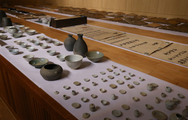 Looted artifacts seized by police in a recent investigation are on display at a police briefing Wednesday at the Gyeonggi Provincial Police Agency. (Yonhap)