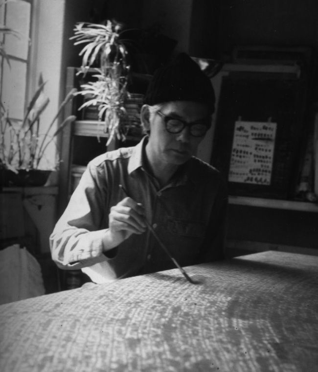 Kim Whanki at his New York studio in 1971 (Gallery Hyundai)