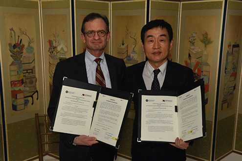 Thomas Campbell, director and CEO of the Metropolitan Museum of Art (left), and Oh Seung-je, director of the Korean Cultural Service of New York, pose for a photo after signing a memorandum of understanding between the Met and the Ministry of Culture, Sports and Tourism of Korea on Dec. 10 in New York. (The Metropolitan Museum of Art)