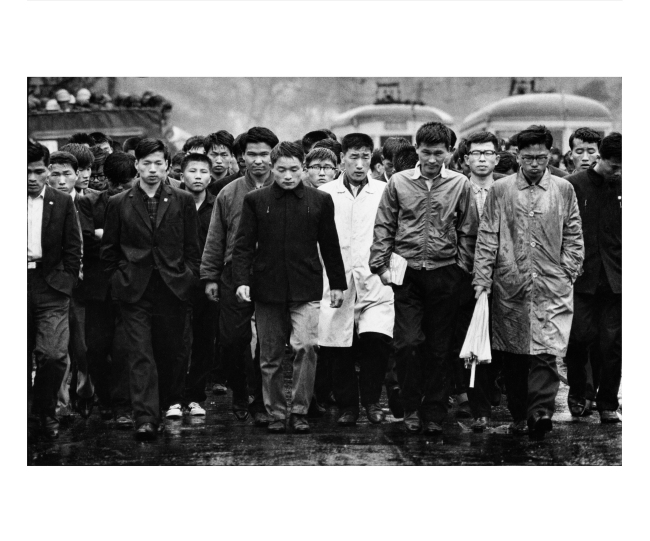 College students stage a quiet protest against normalization of Korea-Japan diplomatic relations in Seoul in this photo taken by Shisei Kuwabara in 1965. (Photographic Artist Association of Korea)
