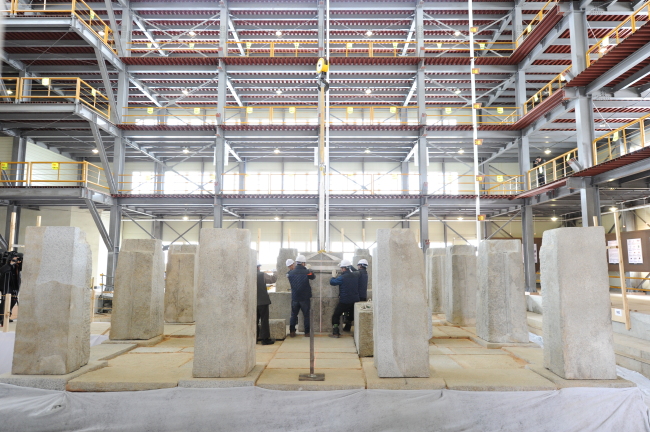 Stone pillars that form the first level of the pagoda are erected. (Cultural Heritage Administration)