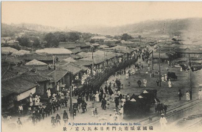 Japanese soldiers march in front of Sungnyemun Gate. (Seoul Museum of History)