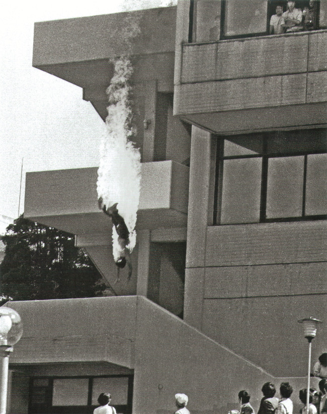 A Seoul National University student jumps off a school building after setting himself on fire in protest against the authoritarian Chun Doo-hwan government in this photo taken May 20, 1986. (Kwon Joo-hoon)
