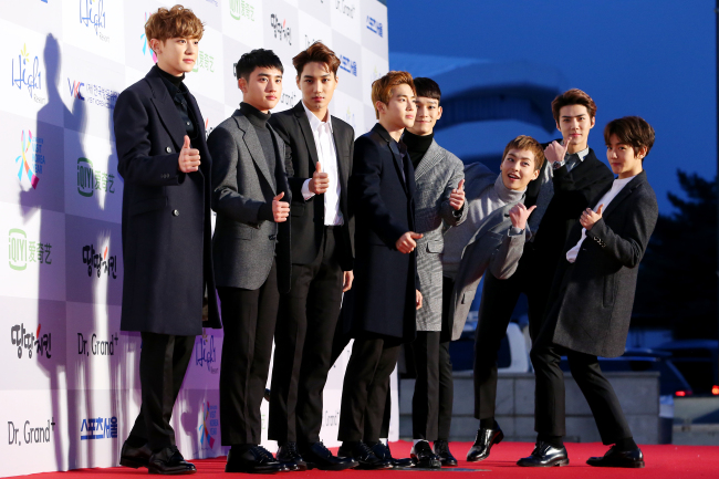 EXO poses at the 25th High 1 Seoul Music Awards held in Olympic Park, Seoul, on Thursday. (Yonhap)