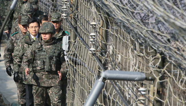 Prime Minister Hwang Kyo-ahn surveys the border area in Cheolwon, Gangwon Province, Wednesday. Yonhap