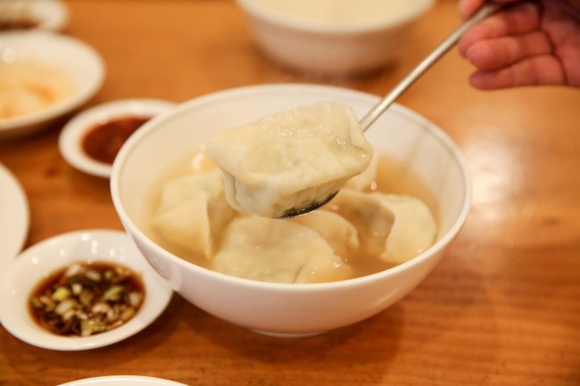 Pillowy white mandu served with a soy and scallion dipping sauce. (Lee Kyeng-sub)