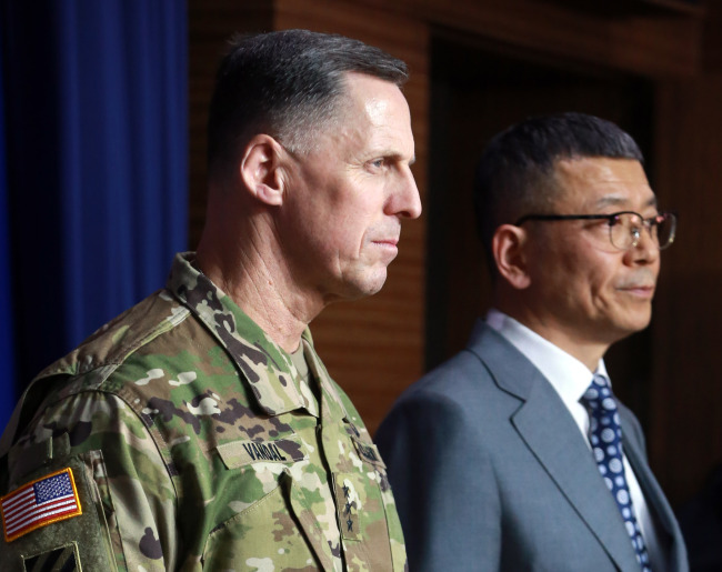 South Korean Deputy Defense Minister Yoo Jeh-seung(right) and Eigth U.S. Army Commander Thomas S. Vandal attend a press briefing in Seoul, Sunday. (Yonhap)