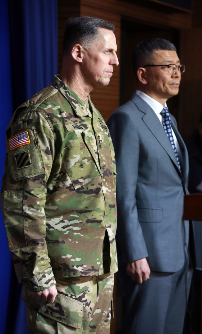 South Korea’s Deputy Defense Minister Yoo Jeh-seung (right) and 8th U.S. Army commander Lt. Gen. Thomas S. Vandal announce on Sunday that Seoul and Washington have formally began talks for stationing of Terminal High Altitude Area Defense system on the peninsula at the Defense Ministry in Yongsan-gu, central Seoul. / Yonhap