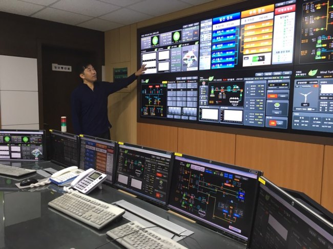 Lee Young-suk, manager at Gapado Island’s Microgrid Center, points the screen of the center’s remote-controlled computing systems. Kim Da-sol/The Korea Herald