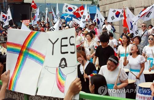 지난해 6월 시청 앞 서울광장에서 열린 2015 퀴어문화페스티벌에서 개신교 단체들이 동성애 반대 집회를 열고 있다 (연합)