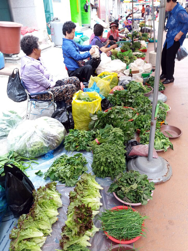 Sellers dsplay their vegetables at Yangyang traditional market. (Christine Cho)