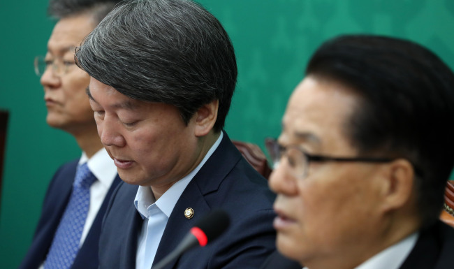 Reps. Ahn Cheol-soo (center) and Chun Jung-bae (left) announce their resignations as cochiefs of the People‘s Party on Wednesday. (Park Hae-mook/The Korea Herald)