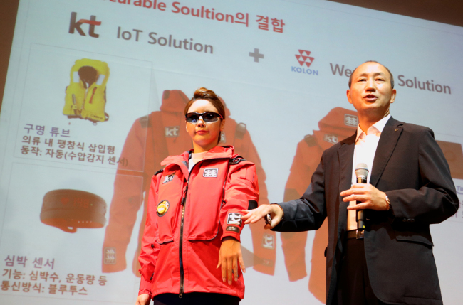 Oh Sung-mok, vice president of KT’s network division, introduces a new IoT-based life jacket jointly developed by KT and Kolon Industries at a ceremony in Seoul on Tuesday to introduce KT technologies aimed at improving maritime safety. (KT)