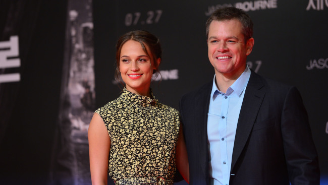 Matt Damon (right) and “Jason Bourne” costar Alicia Vikander pose during a press conference at the Four Seasons hotel in Seoul on Friday. (Yoon Byung-chan/The Korea Herald)