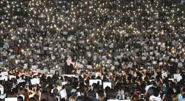 Thousands of students and graduates from Ewha Womans University stage a rally on campus Wednesday, demanding school chief Choi Kyung-hee step down. Yonhap