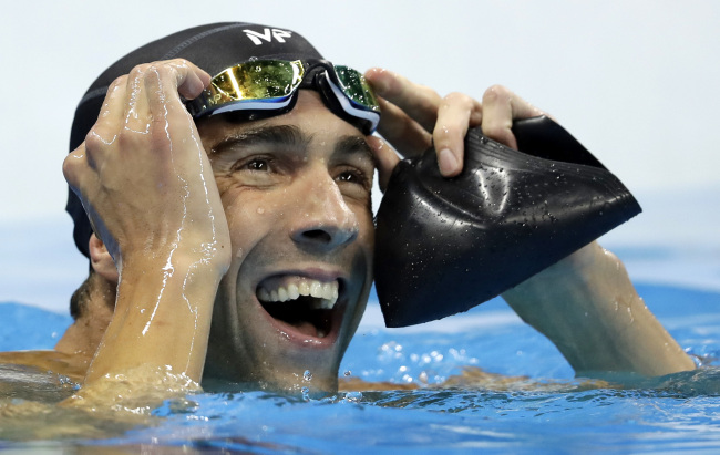 United States` Michael Phelps reacts after the men`s 100-meter butterfly final during the swimming competitions at the 2016 Summer Olympics, Friday, Aug. 12, 2016, in Rio de Janeiro, Brazil. (AP-Yonhap)
