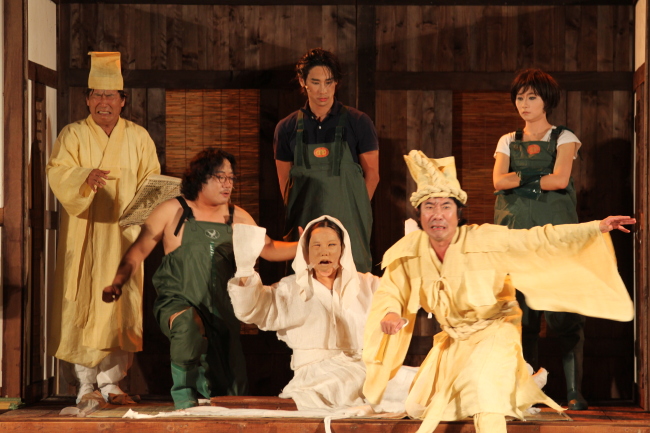 A scene from director Lee Yoon-taek`s famed 1989 play “Ogu – The Ritual of Death” (Theatre Troupe Georipae)