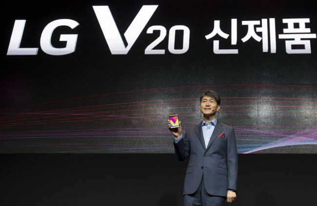 LG Electronics mobile chief Cho Juno speaks at the V20 launch event held in Seoul on Sept. 7. Lee Sang-sub/The Investor