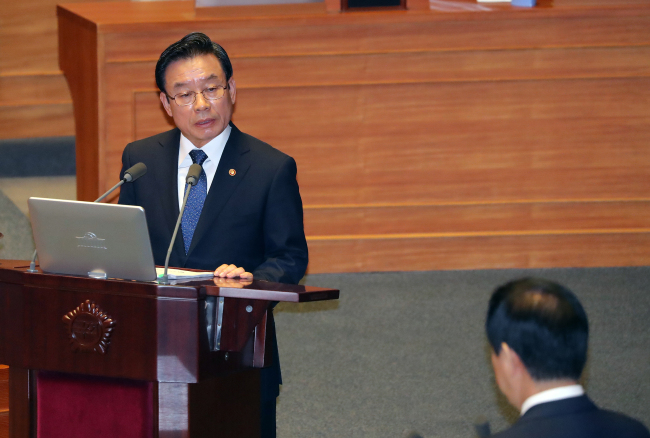 Park In-young (left), the minster of public safety and security, replies to a question from Rep. Kim Sung-tae of the Saenuri Party during the interpellation session at the National Assembly on Tuesday. Yonhap