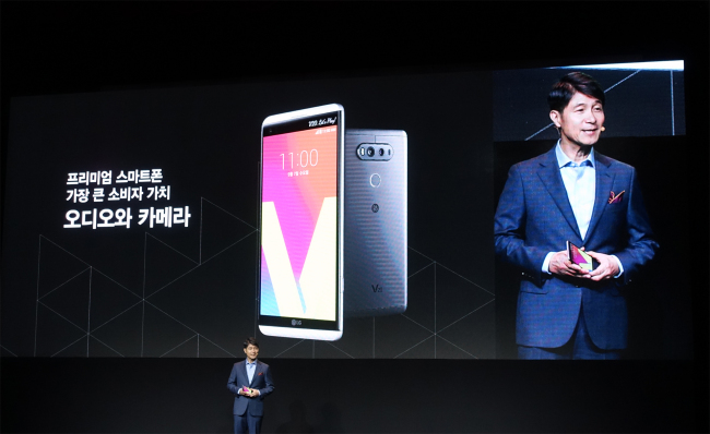 LG Electronics’ mobile chief and CEO Cho Juno unveils the company’s bigger-screen flagship smartphone LG V20 early this month.