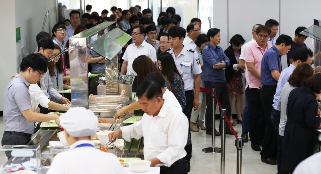 The cafeteria at the Education Ministry in Sejong City is crowded with officials during lunch hours Wednesday, when the anti-solicitation act came into effect. (Yonhap)