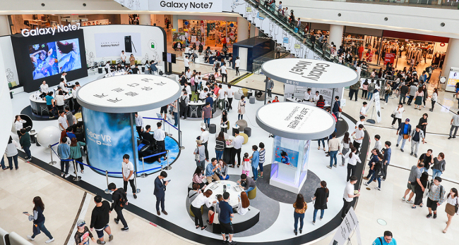 Samsung Electronics opens Galaxy Note 7 experience zones at several shopping malls in Seoul over the weekend since the phone sales have resumed. Samsung Electronics