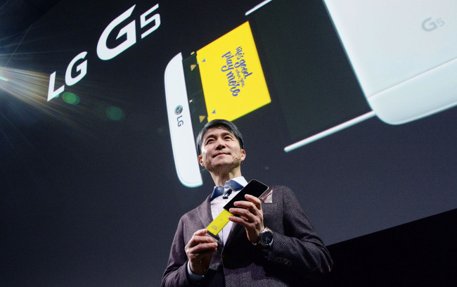 LG Electronics mobile chief Cho Juno poses with the company’s latest flagship G5 modular smartphone at the launch event held in February.