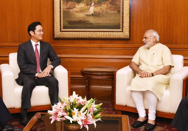 Samsung Electronics Vice Chairman Lee Jae-yong (left) and Indian Prime Minister Narendra Modi talk at the prime minister’s residence in New Delhi on Sept. 15.