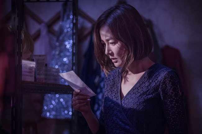 Actress Uhm Ji-won stars as single mother Ji-seon, whose daughter is kidnapped in “Missing.” (Megabox Plus M)