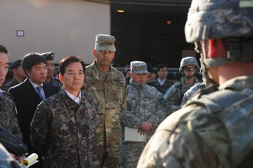 In this photo taken on Nov. 29, 2016, and provided by the defense ministry, Defense Minister Han Min-koo (2nd from L) and U.S. Forces Korea Commander Gen. Vincent K. Brooks (C) on their inspection tour of a unit belonging to the ROK-US Combined Division in Uijeongbu, near the border with North Korea. (Yonhap)