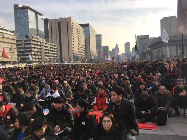At 3 p.m., protesters gather at Gwanghwamun Square before marching toward the presidential office (Ock Hyun-ju/The Korea Herald)