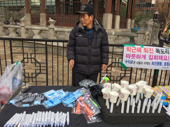 A street vendor sells candles for the rally near near the Gwanghwamun Square. (Ock Hyun-ju/The Korea Herald)