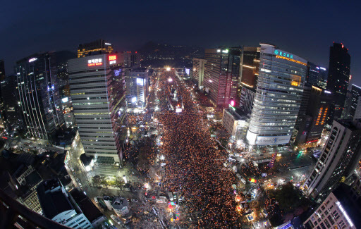 Main roads in central Seoul turned into a sea of candlelights during the anti-government rally, with some 1.6 million people in attendance. (Yonhap)