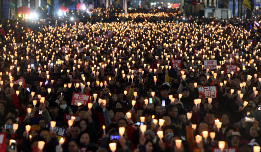 Gwanghwamun area turned into a sea of candlelights during the anti-government rally held in central seoul, Saturday. (Yonhap)