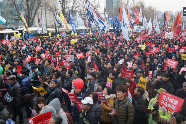 Protestors march towards the presidential office on Saturday. (Bak Se-hwan/The Korea Herald)
