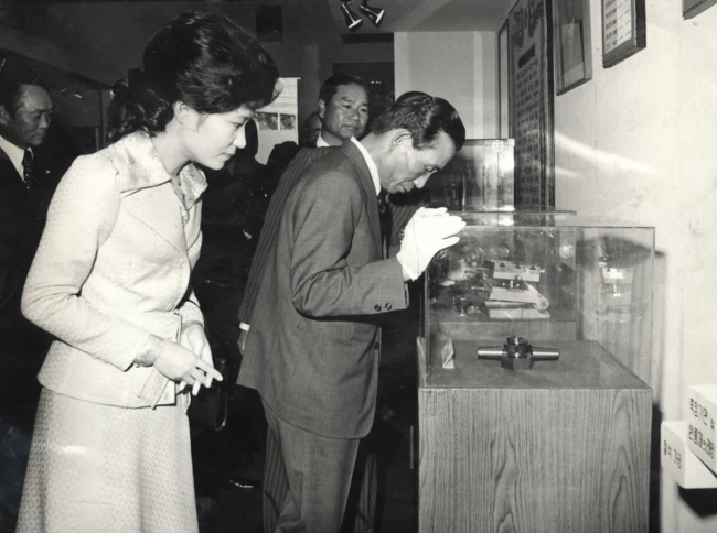 Park Geun-hye accompanies her father, ex-President Park Chung-hee, during an official event in this undated file photo.