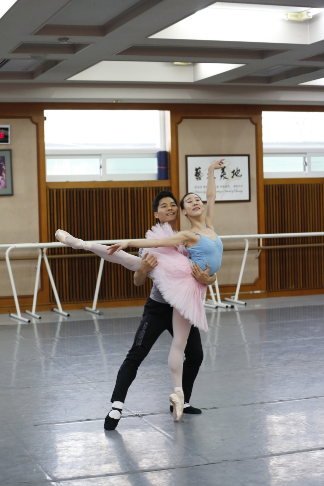 Dutch National Ballet principal dancer Choi Young-gyu practices with Universal Ballet dance partner Hong Hyang-gi at the Universal Arts Center in Seoul on Monday. (Universal Ballet Korea)