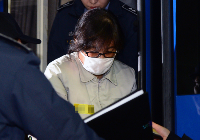 Choi Soon-sil, key suspect in the influence-peddling scandal revolving around President Park Geun-hye, arrives at the independent counsel office on Saturday. Yonhap