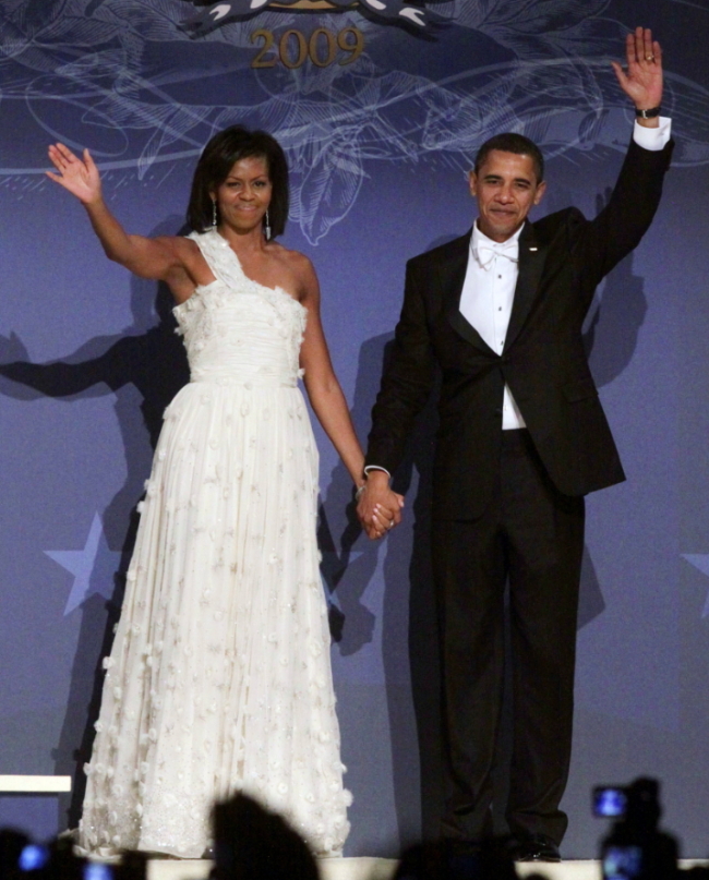 This Jan. 21, 2009 file photo shows President Barack Obama and first lady Michelle Obama, in a one-shouldered white gown by designer Jason Wu, at the Southern Inaugural Ball at the DC Armory in Washington. (AP-Yonhap)