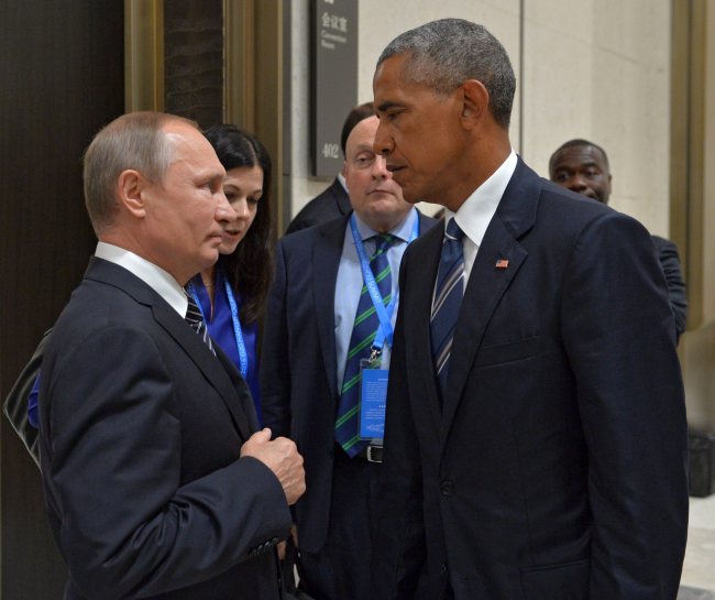A file picture dated 05 September 2016 shows Russian President Vladimir Putin (left) talks to US President Barack Obama during a meeting at the sidelines of the G20 Summit in Hangzhou, China. The US ordered Russian diplomats to leave the country within 72 hours, a sanction that is aimed to punish an alleged cyberhack into the 2016 US presidential elections. (EPA-Yonhap)