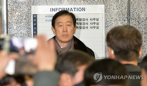 Choi Gee-sung, a vice chairman at the country's largest business group Samsung, arrives at the investigation team's office in southern Seoul for questioning on Jan. 9, 2017.(Yonhap)