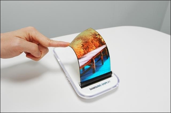 Samsung готує випуск гнучкого смартфона - фото 1